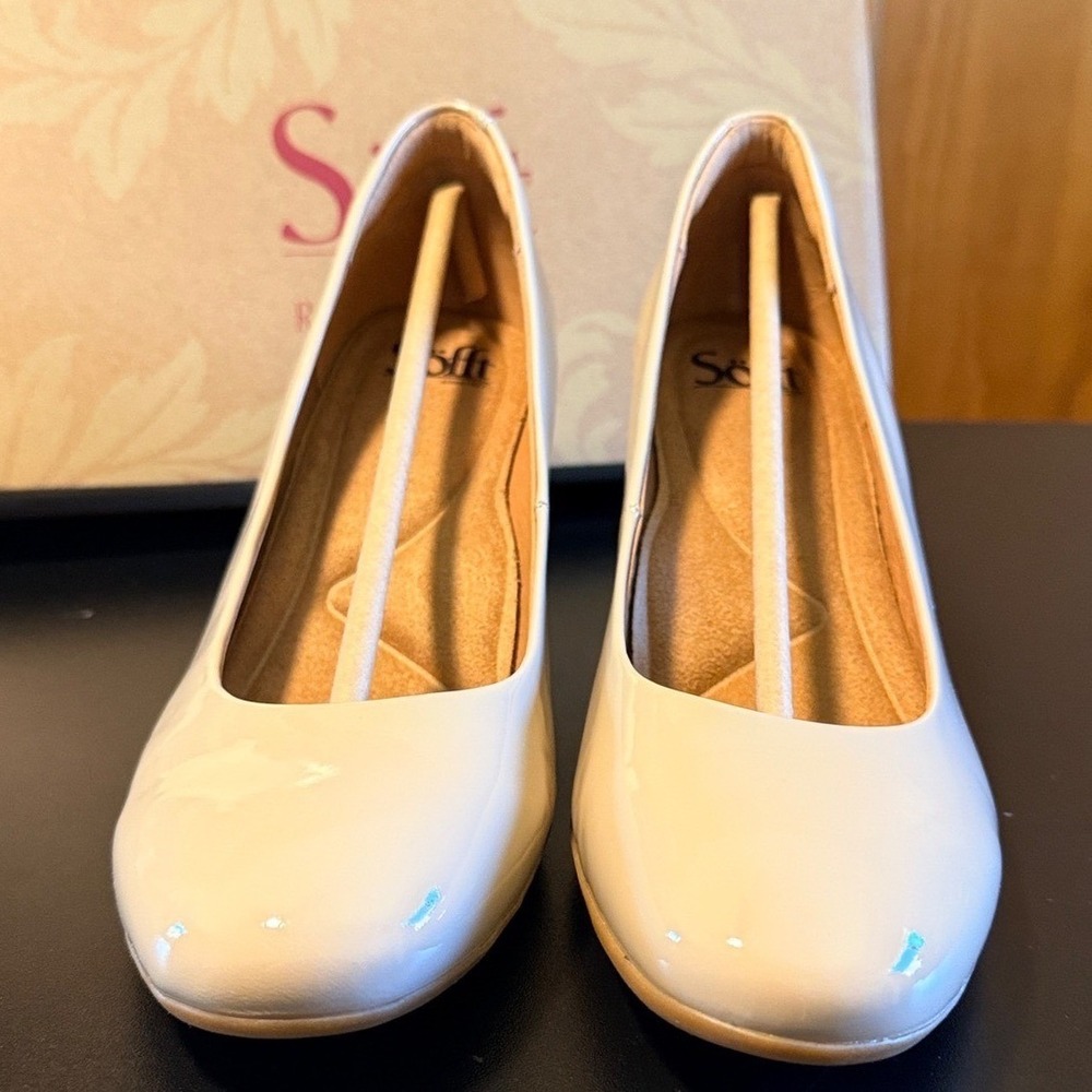 Sofft Lana Latte Patent Leather Pumps Womens 8M Cream Block Heel Dress Shoes - Picture 2 of 9